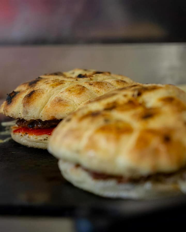 Handgemachtes Fladenbrot auf dem Grill