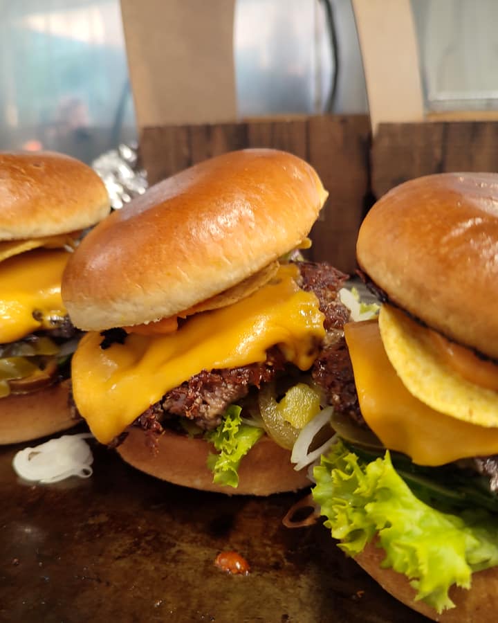 Zwei Cheeseburger frisch von der Grillplatte